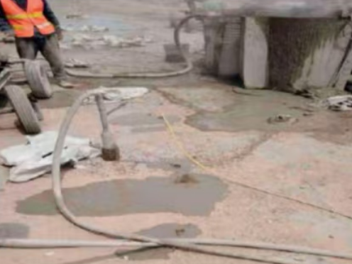 海拉尔水泥混凝土路面板底注浆技术 路面脱空注浆整治方案